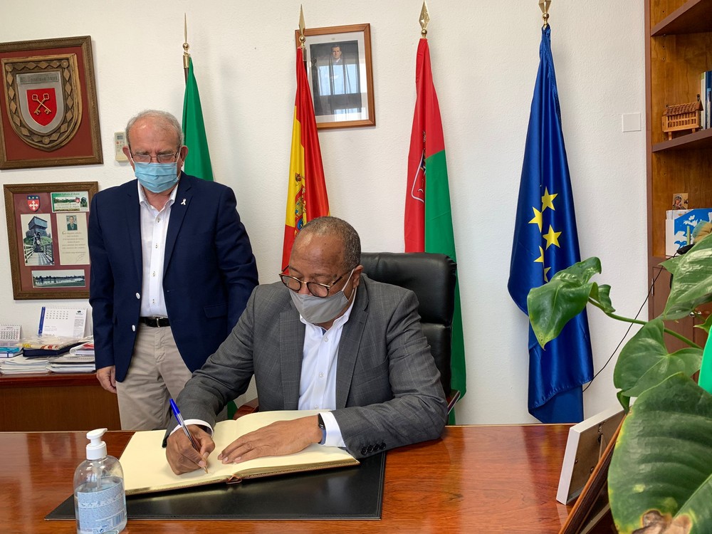El embajador de Guinea Bissau visita el Ayuntamiento de Vícar