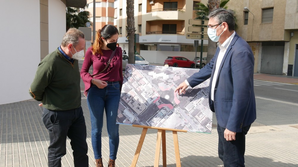 Una rotonda regulará el tráfico en el cruce entre la Avenida Mediterráneo y Camino del Ingenio en Adra