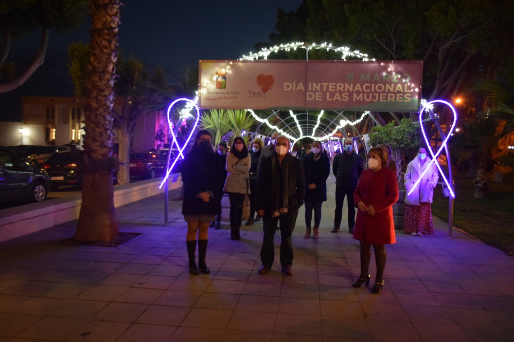 Vícar abre sus actos del Día de la Mujer con una exposición bajo un gran arco morado
