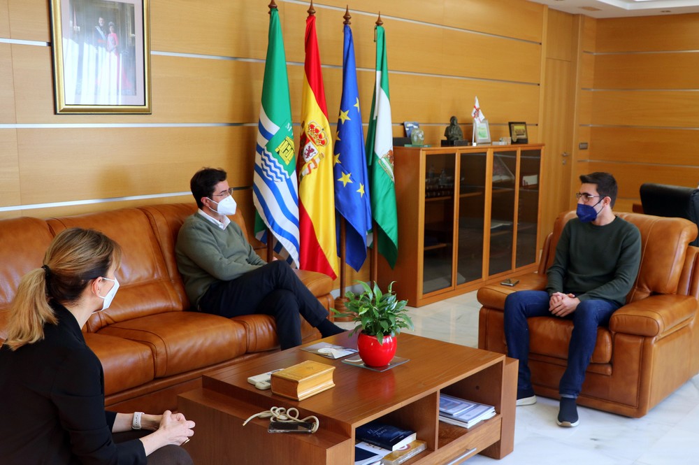 El alcalde ejidense recibe a José Luis Escobar tras recibir el reconocimiento al mejor expediente académico de ADE en la Universidad de Deusto