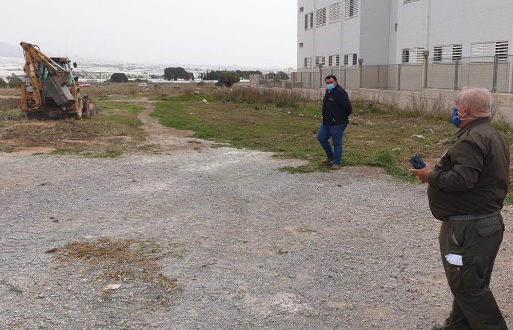 El Ayuntamiento de El Ejido continúa con la adecuación y limpieza de solares para habilitarlos como estacionamiento