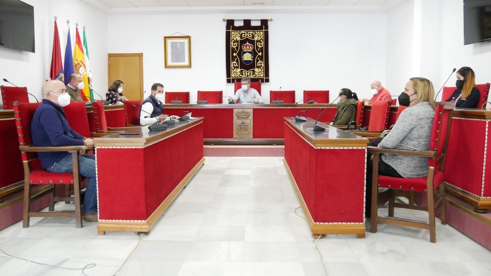 Adra crea dos nuevas bolsas de empleo para oficial de conductor y carpintero de madera