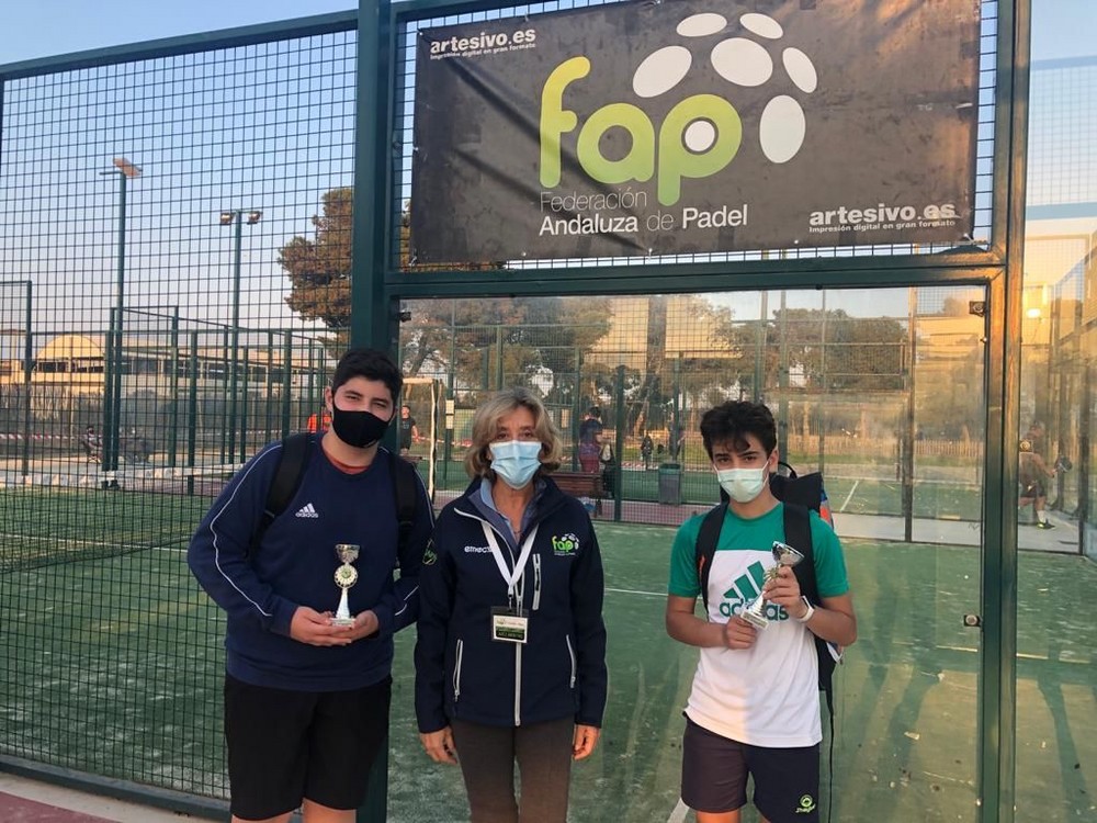 Los jóvenes roqueteros David Asensio y Alfonso Sánchez triunfan en el Campeonato Provincial de Pádel