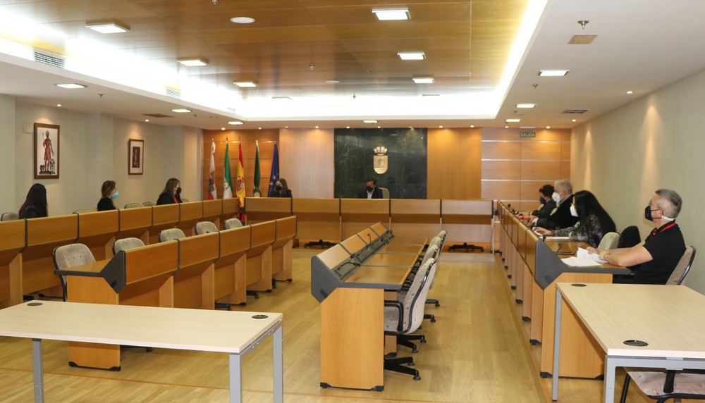 El alcalde se reúne con la nueva ‘Asociación de comerciantes, servicios y hostelería de El Ejido’ para conocer sus inquietudes y articular líneas de actuación conjuntas