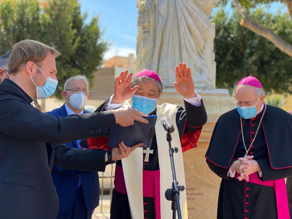 Vícar se sitúa bajo la protección de San José cuya imagen es  bendecida por el  nuncio papal