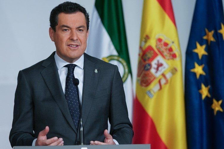 La Junta de Andalucía permitirá desde el viernes abrir comercio y hostelería hasta las diez y media de la noche en todo el Poniente y amplía el toque de queda a las 23 horas