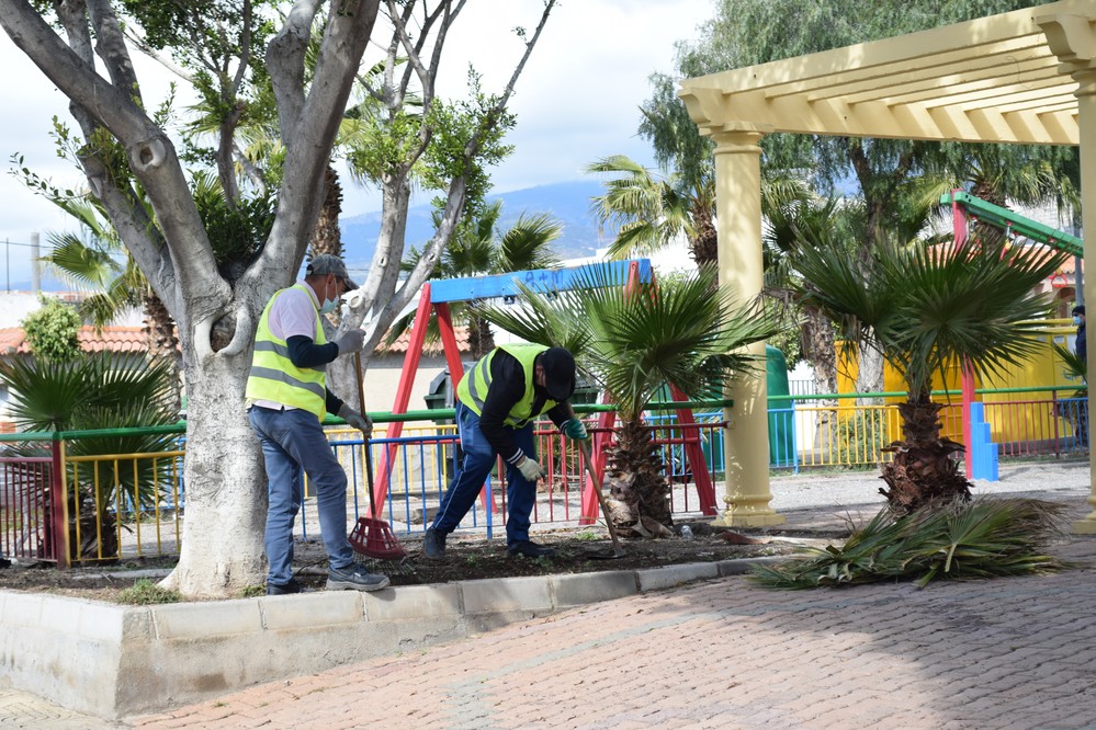 Los jardineros municipales preparan las zonas verdes de Vícar para la primavera