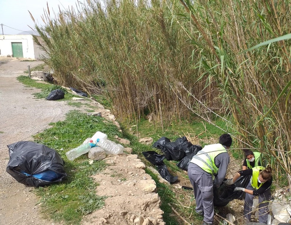 El Gobierno de El Ejido continúa con los trabajos de limpieza, señalización y adecuación de senderos municipales