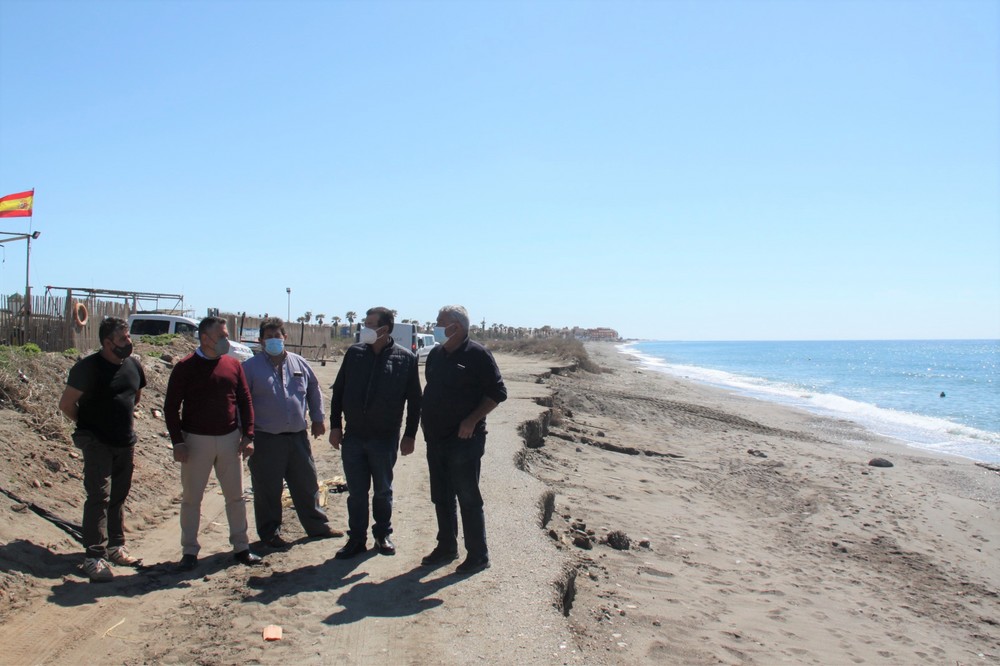 El PSOE de El Ejido traslada al Gobierno de España la necesidad de actuar para frenar la regresión del litoral en Balerma y Guardias Viejas