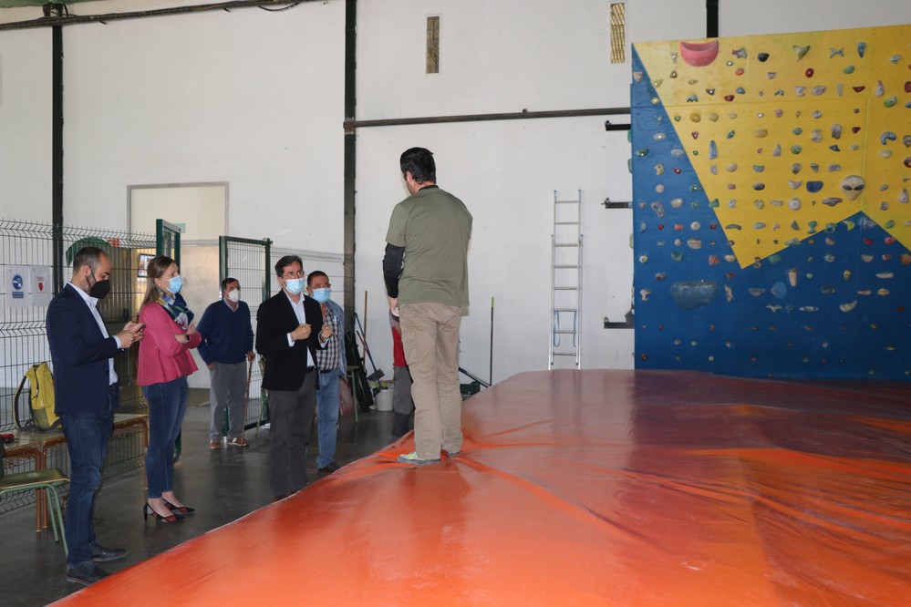 El Ejido suma una nueva instalación deportiva con un rocódromo en la nave de usos múltiples de Pampanico