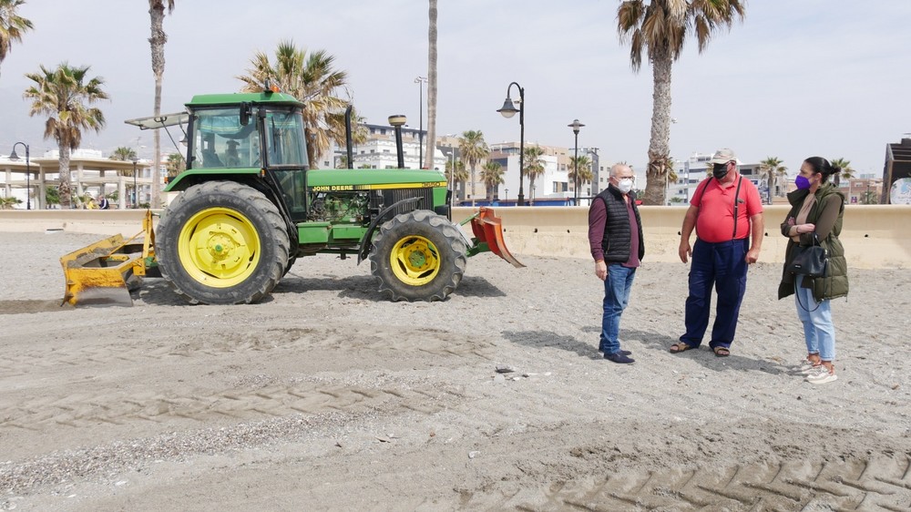 Ayuntamiento de Adra pone a punto las playas del municipio de cara a Semana Santa