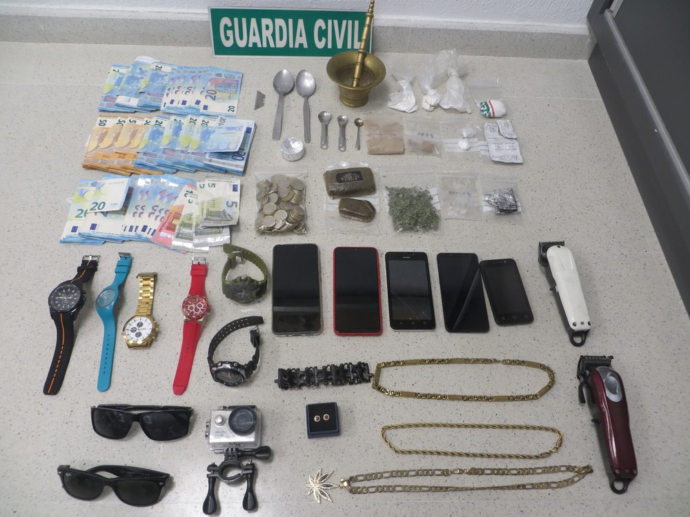 La Guardia Civil desmantela un activo punto de venta en Adra y detiene a los responsables por los delitos contra la salud pública y tenencia ilícita de armas