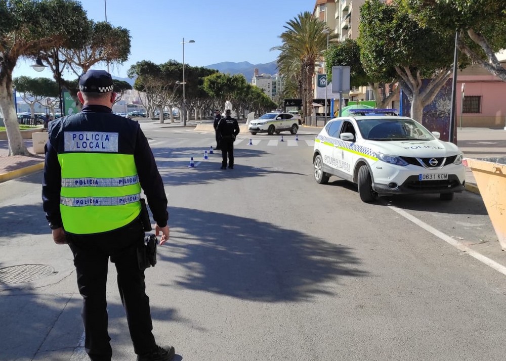 La Policía Local de Adra intensifica la vigilancia durante la Semana Santa para garantizar el cumplimiento de medidas