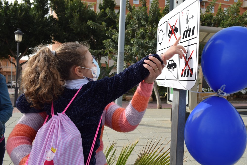 El Ayuntamiento de Vícar instala pasos de peatones inclusivos