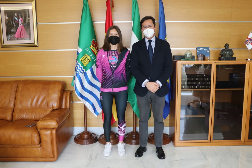 Góngora recibe a la nadadora del Club Mare Nostrum, Diana Valean, segunda en el Campeonato de Natación Infantil de Invierno