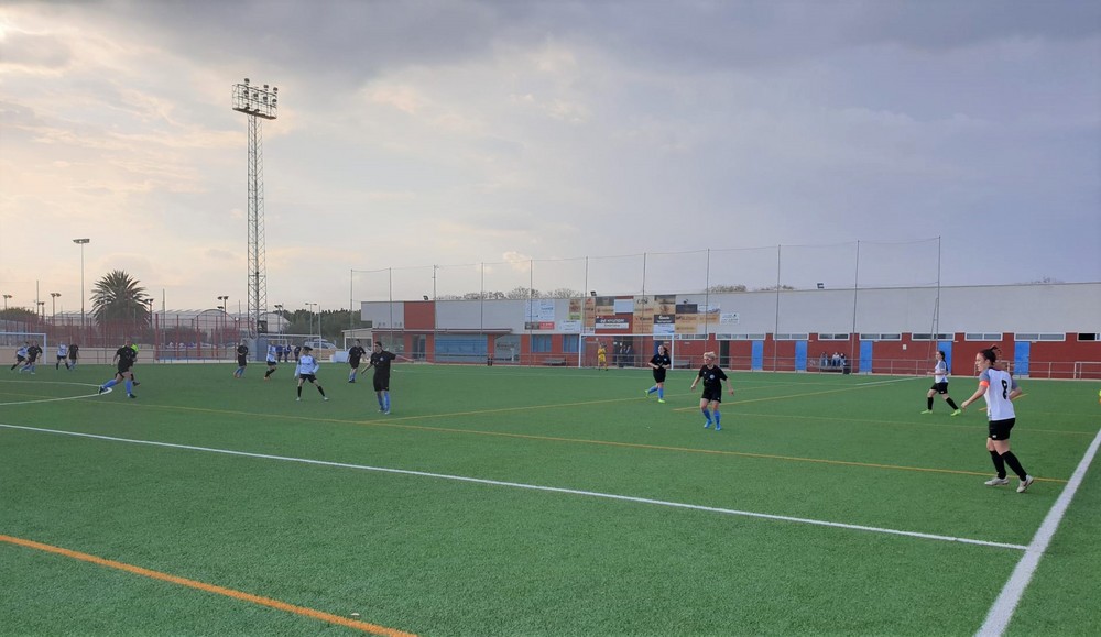 El sénior femenino cae en casa del líder