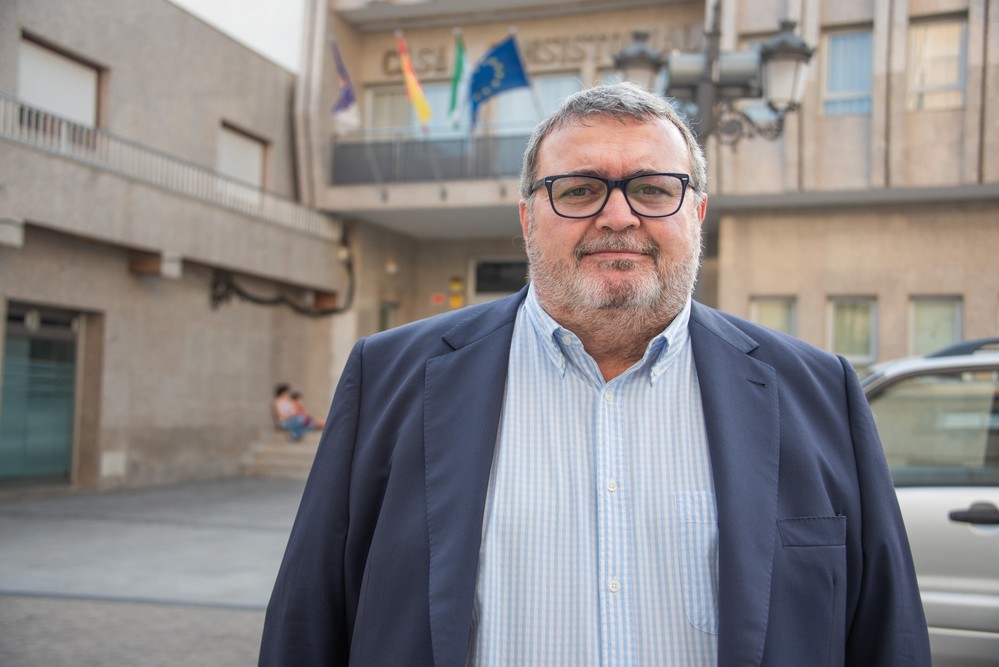 Manolo García ve “inexplicable” que Roquetas no tenga una segunda piscina cubierta ante la saturación de la de El Parador