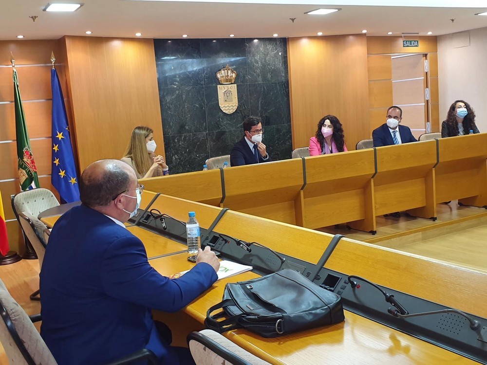 Bonilla pide a la consejera de Políticas Sociales que preste una atención especial a la problemática de la inmigración en El Ejido