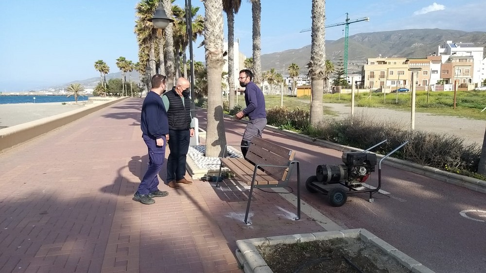 Adra continúa mejorando sus paseos marítimos de cara al próximo verano