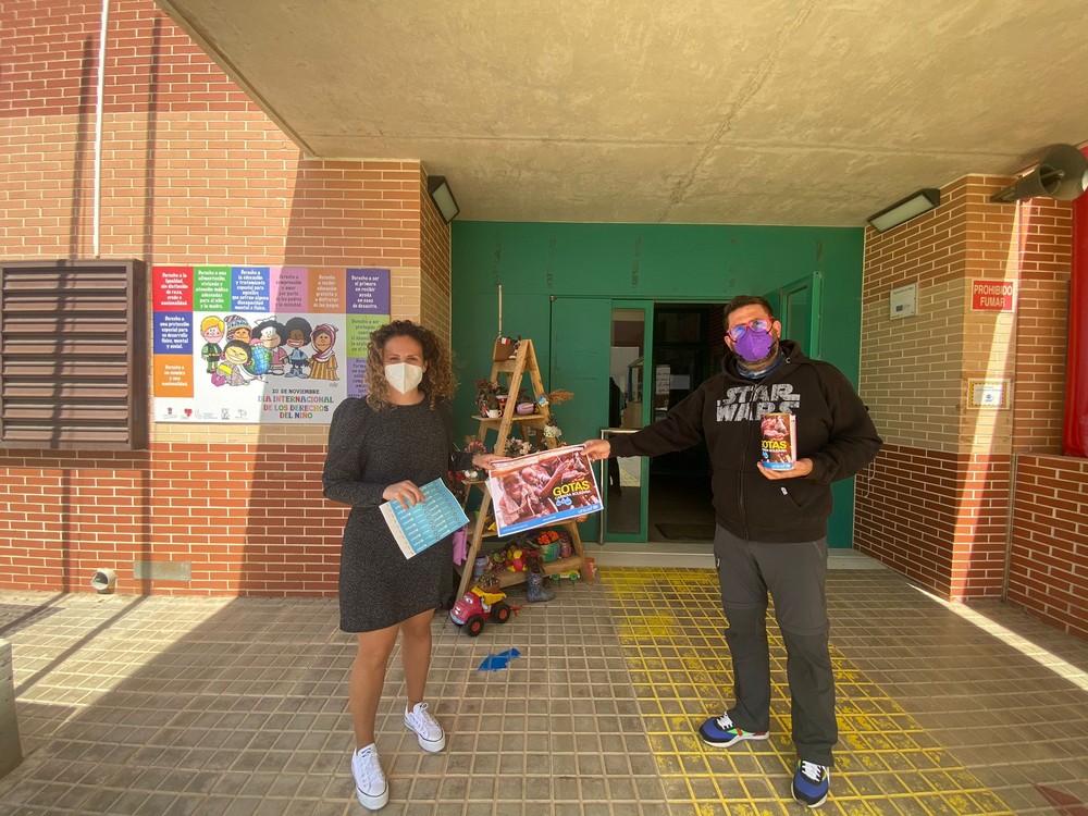 Los cuatro CEIP de Vícar participantes en 'Pon tu Gota' de Unicef disponen ya de las huchas, pulseras y dorsales, en la previa de la carrera