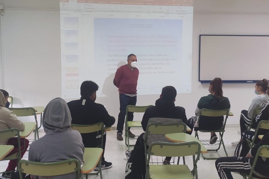 El IES Virgen del Mar recibe charlas sobre el abuso de las nuevas tecnologías