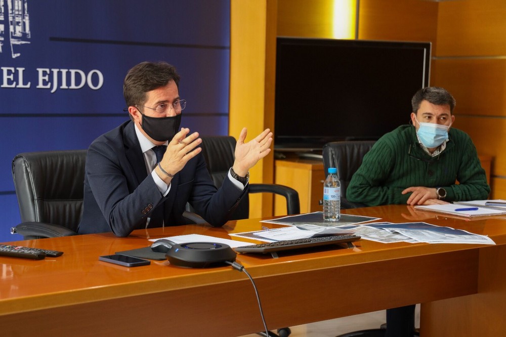 El Ayuntamiento de El Ejido renueva en lo que va de año un total de 400 luminarias con el fin de continuar mejorando el sistema de alumbrado público