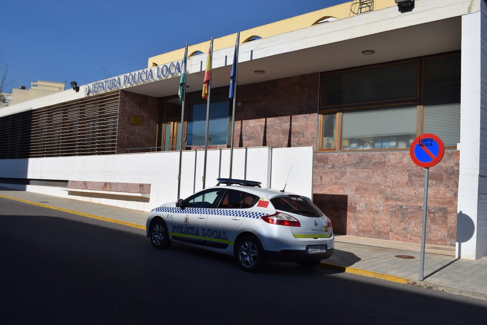Detenido por daños a un vehículo policial en Vícar y atentar contra los agentes