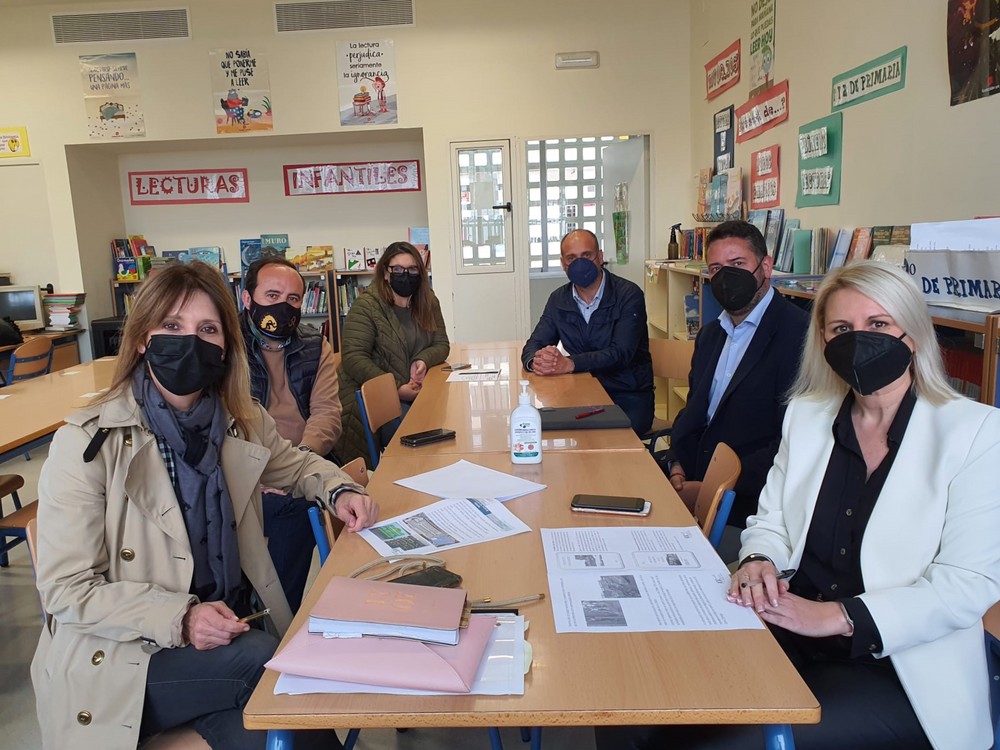 La AMPA Mar Azul de Almerimar presenta al Ayuntamiento su proyecto ‘La Magia de mi Patio comienza hoy’ que contempla una reconversión de las zonas comunes en espacios más verdes y coeducativos