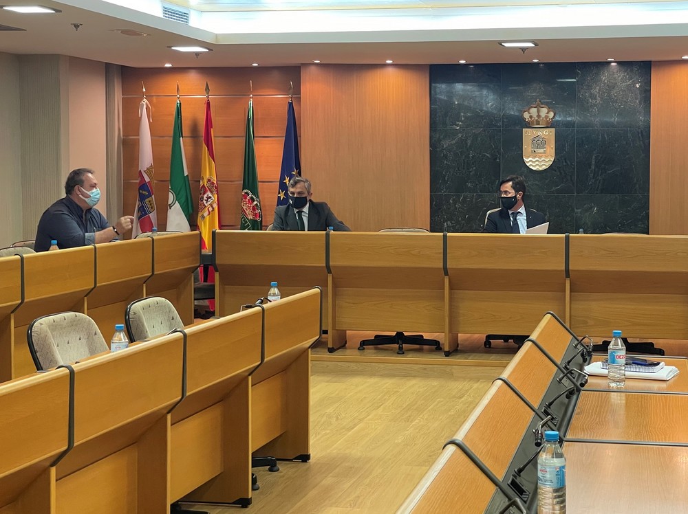 El Gobierno local llevará a cabo la regeneración del firme de la carretera entre Guardias Viejas y la Piedra del Moro para mejorar la seguridad en un tramo de elevado tránsito