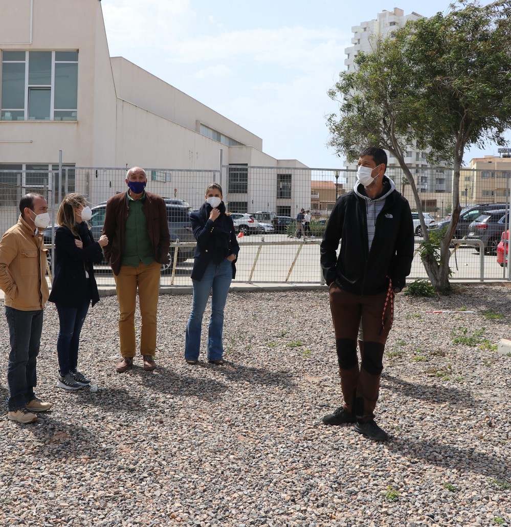 El Ayuntamiento de El Ejido cede al IES Santo Domingo medio millar de plantas autóctonas del ‘Taller Municipal de Jardinería para Personas con Enfermedad Mental’