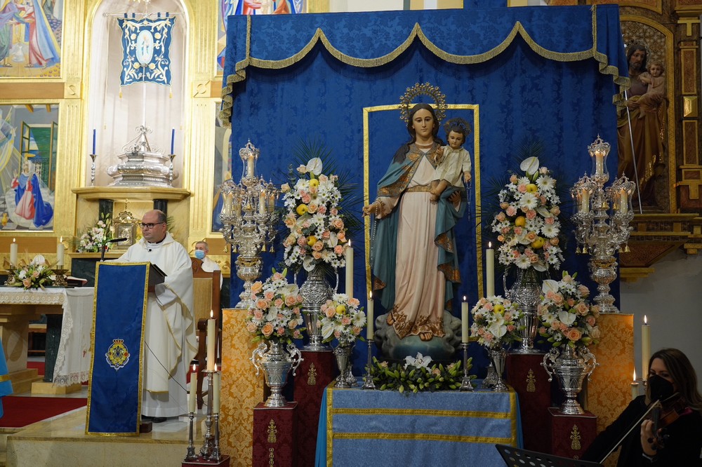 Roquetas da la bienvenida a la imagen de su Patrona, la Virgen del Rosario, tras un importante proceso de restauración