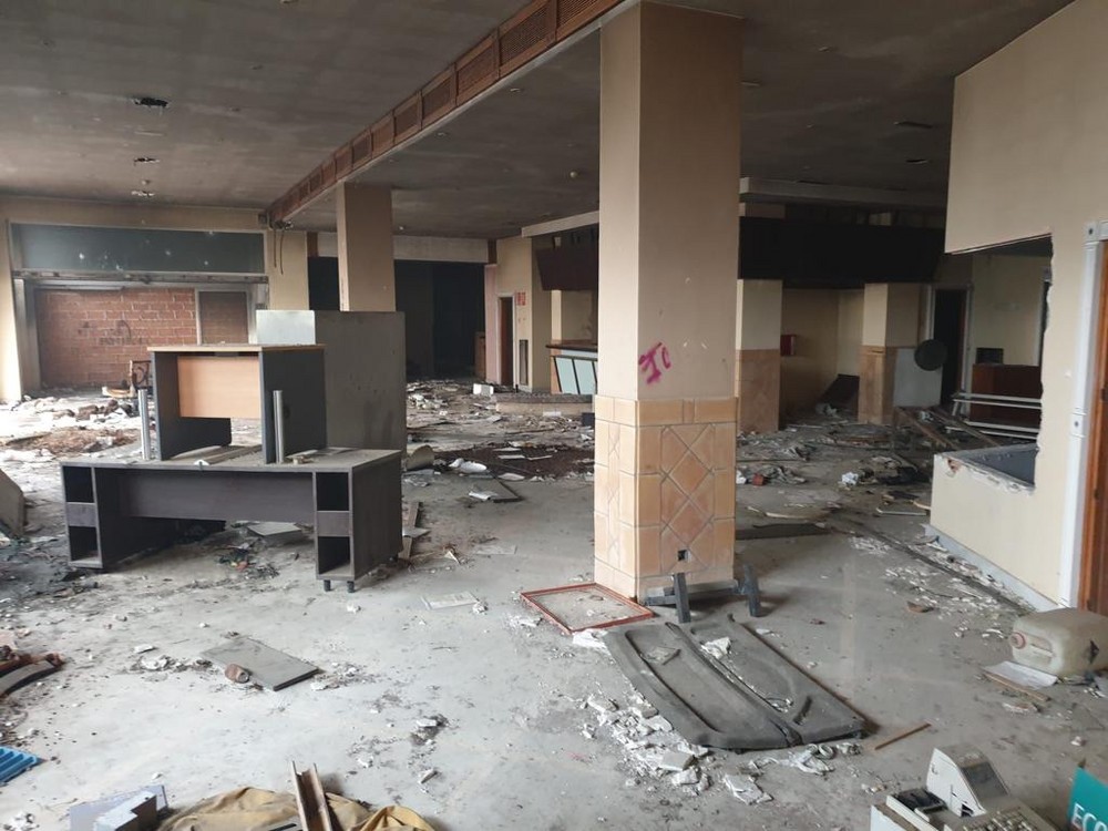 El PSOE exige la limpieza, desinfección y tapiado del antiguo hotel ante los problemas que ocasiona a los vecinos