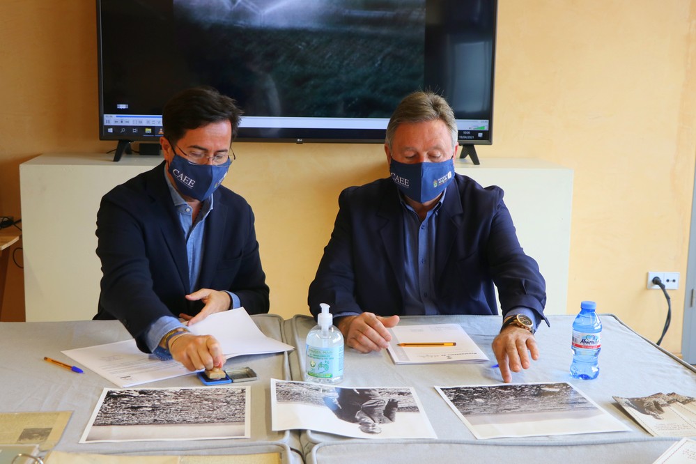 El Ayuntamiento de El Ejido recibe diverso material sobre los trabajos de Robert Octobon en ‘Las Chozas’ y ‘La Cumbre’ cedidos por la Asociación Cultural Athenaa