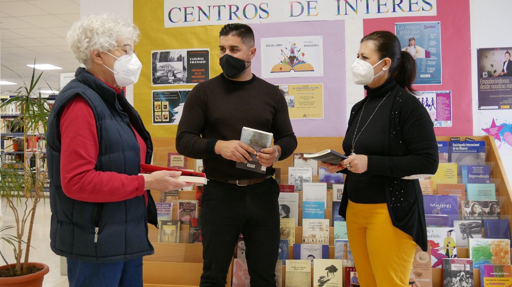 El Ayuntamiento de Adra conmemora el Día Internacional del Libro promocionando las obras de los autores locales