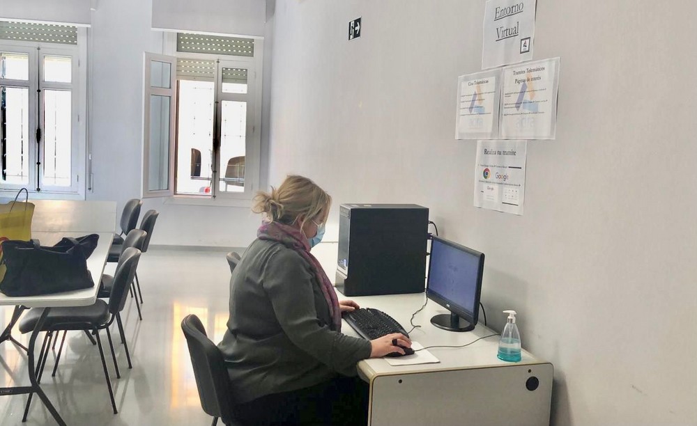 El Ayuntamiento de Adra instala un ‘Entorno Virtual’ para dar “autonomía” a los vecinos en la realización de trámites