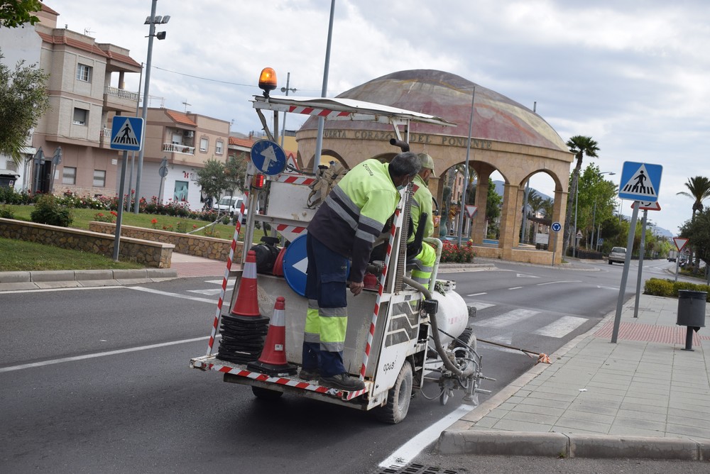 Vícar mejora la señalización viaria de sus bulevares y glorietas