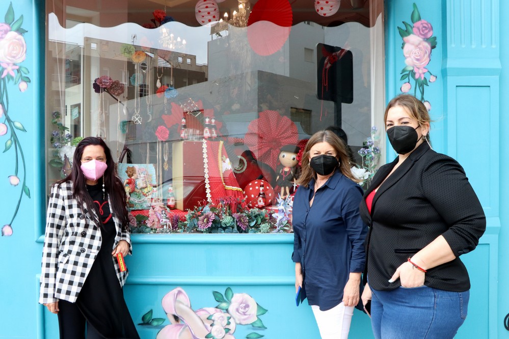 Luisa Barranco visita los comercios participantes en el Concurso de Escaparates de San Marcos