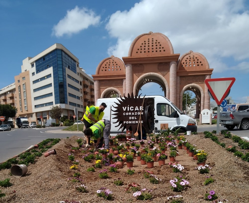 Las glorietas Puerta de Vícar y Homenaje al Agricultor de Vícar lucen nueva jardinería