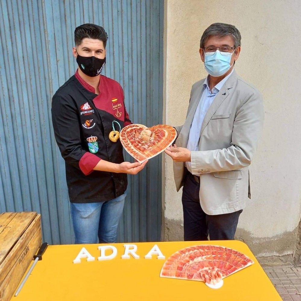 Adra festeja San Marcos elaborando un bocata de jamón de diez metros