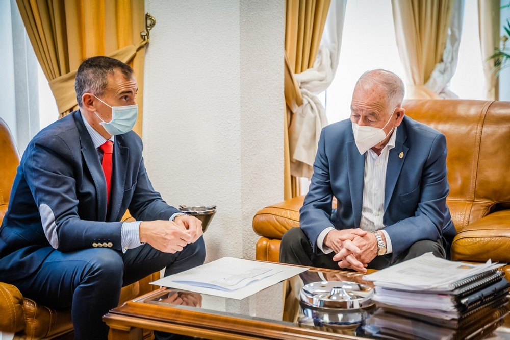 Junta y Roquetas de Mar ponen en común los avances en la planificación de centros educativos en Roquetas de Mar