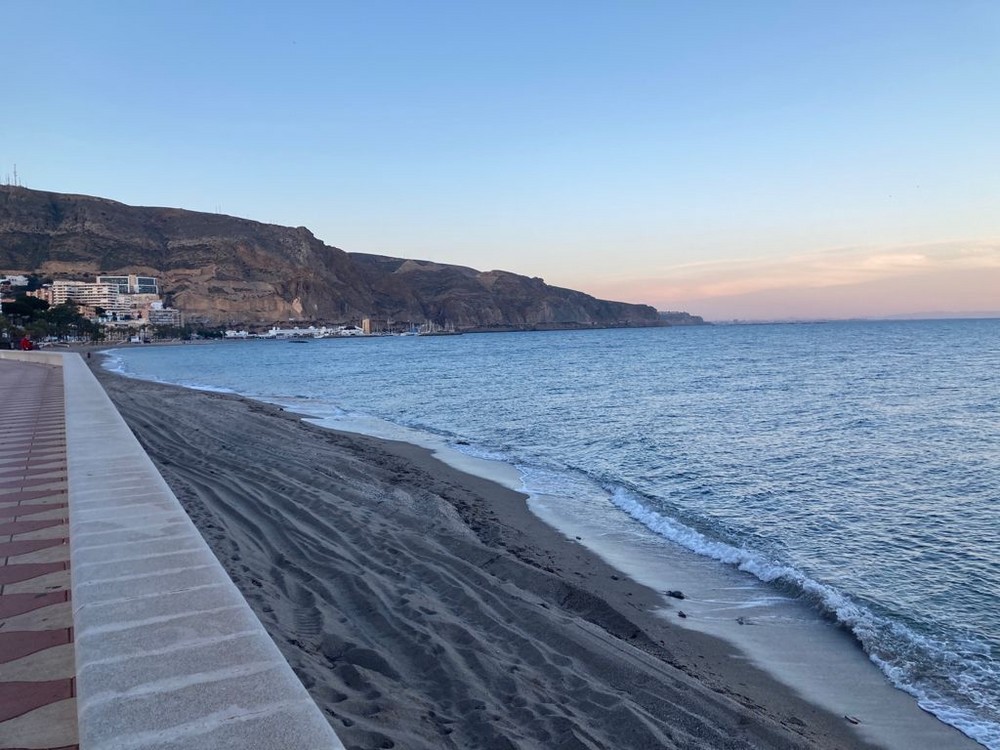 Manolo García insta a Amat a ponerse al frente de las necesidades de regeneración de las playas y de la regularización de los chiringuitos