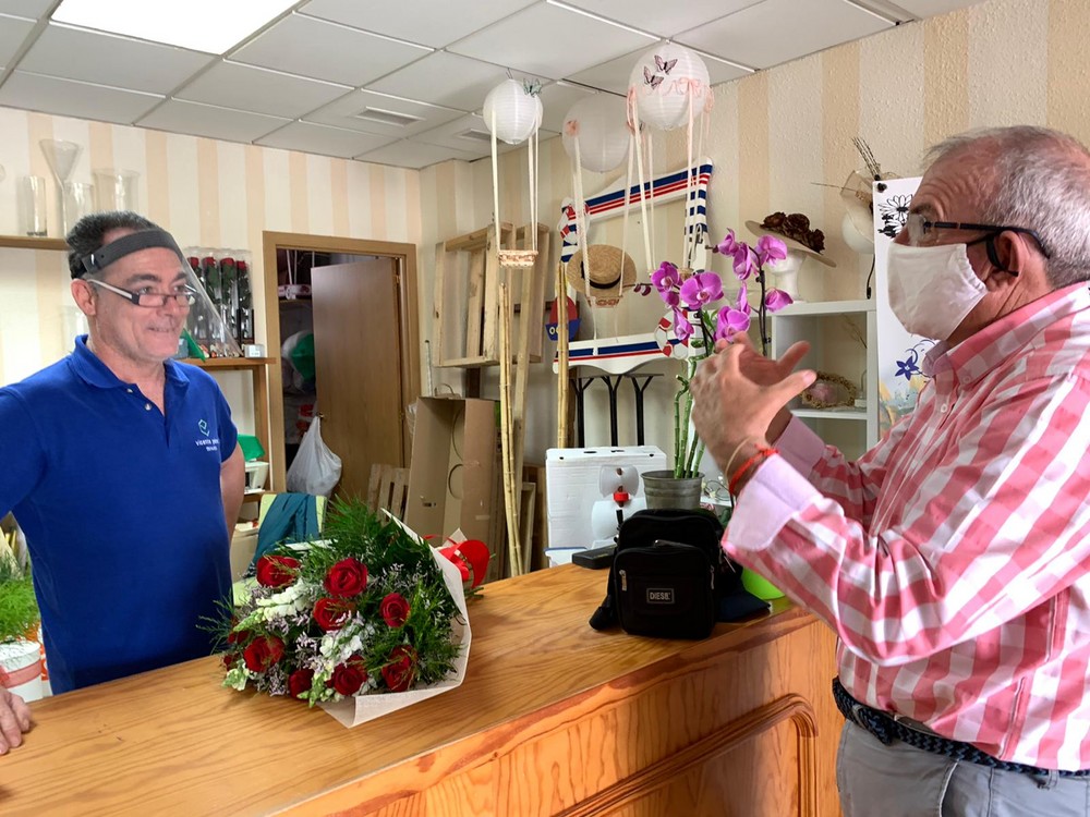 Un centenar de establecimientos comerciales de Vícar se han adherido a la campaña 'Comprar en Vícar, un valor seguro'