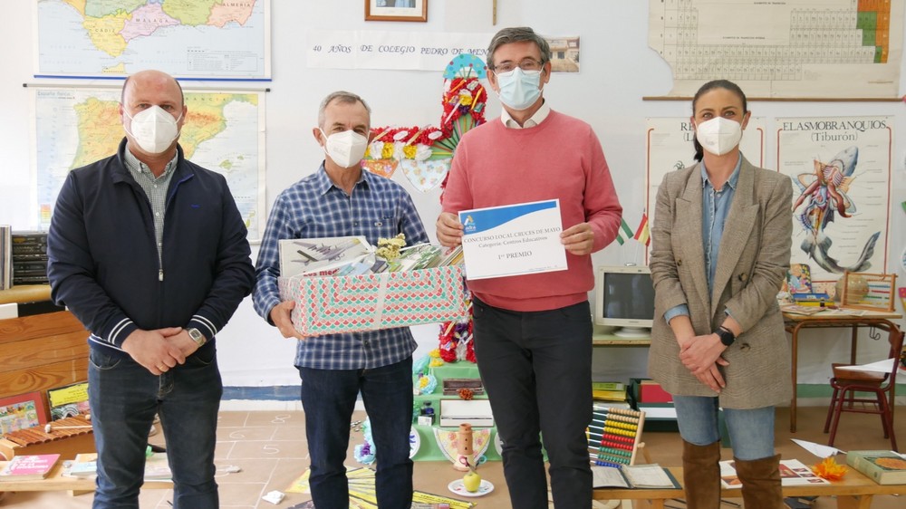 Manuel Cortés entrega los premios a los ganadores del tradicional concurso de Cruces de Mayo de Adra