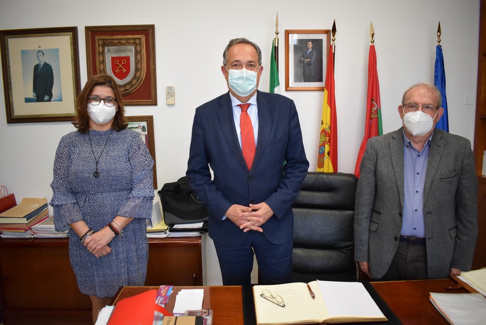 El delegado de Turismo se muestra receptivo para con el modelo turístico de Vícar