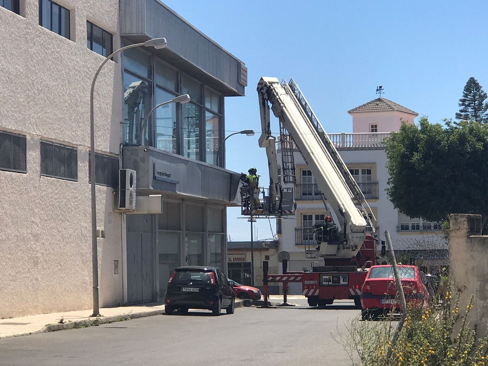 Los bomberos reparan parte de la pared desprendida de Autoberma