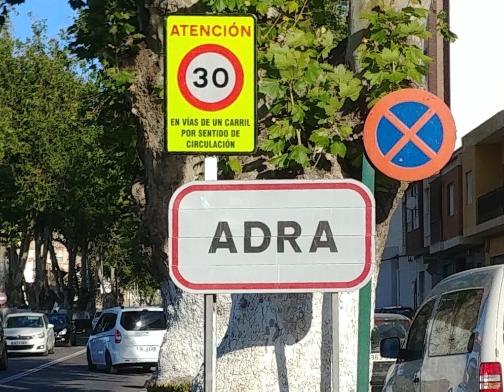 El Ayuntamiento de Adra se adapta a la nueva normativa de circulación de vehículos con el cambio de señalética
