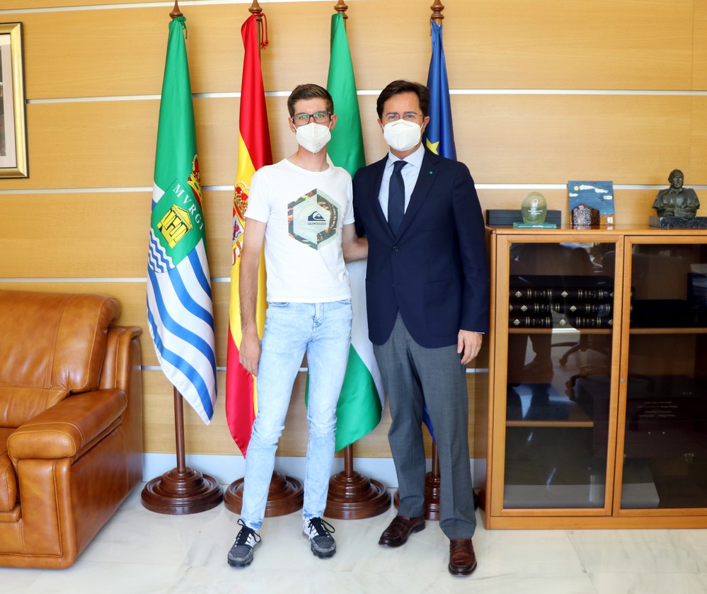 Góngora recibe al ciclista Cristian Rodríguez tras vencer en el Tour de Ruanda