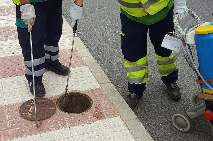 El Ayuntamiento de Adra acomete las labores de desinsectación y desinfección en la red de alcantarillado