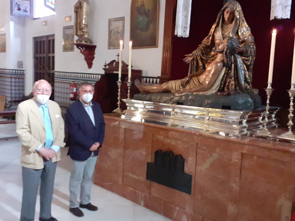El Hermano Mayor del Santo Cristo del a Luz se reúne con Adolfo Arenas, nieto de Castillo Lastrucci, escultor de la venerada imagen