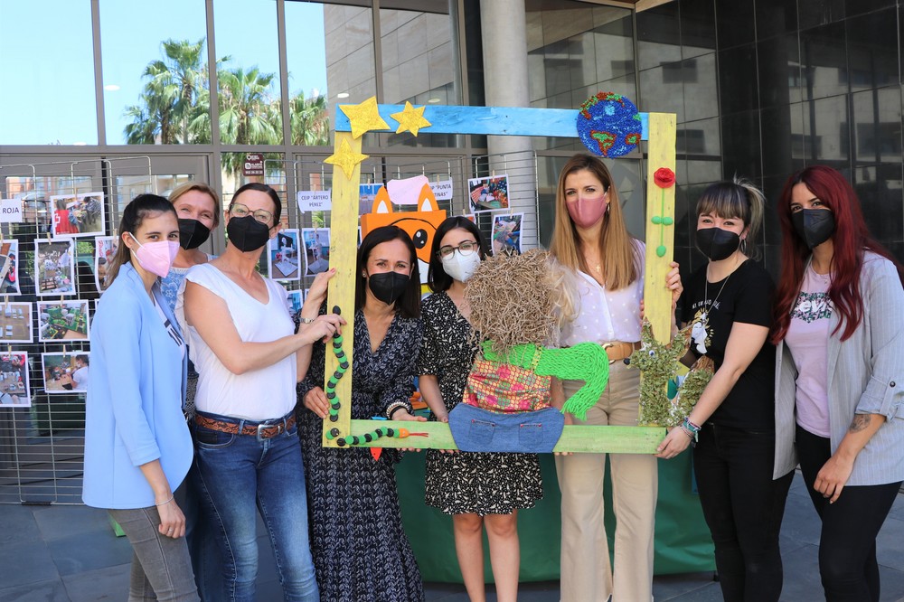 El Día Mundial de Reciclaje se celebra en El Ejido con una exposición de trabajos de los alumnos de centros educativos y Cruz Roja